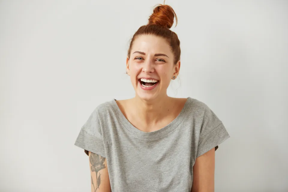 Smiling woman wearing a grey T-shirt